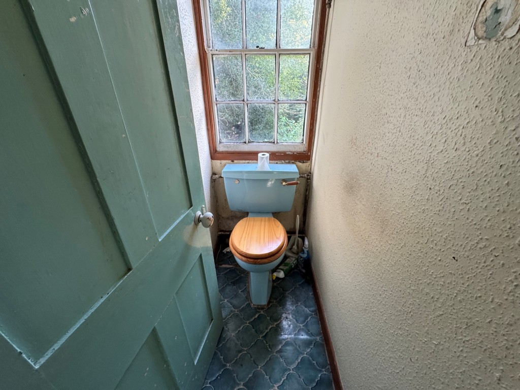 Lot: 128 - DETACHED COTTAGE FOR TOTAL REFURBISHMENT IN POPULAR VILLAGE - Separate WC - first floor